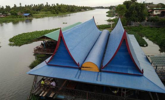 Pae Mae Nam (ร้านอาหารแพแม่น้ำ)